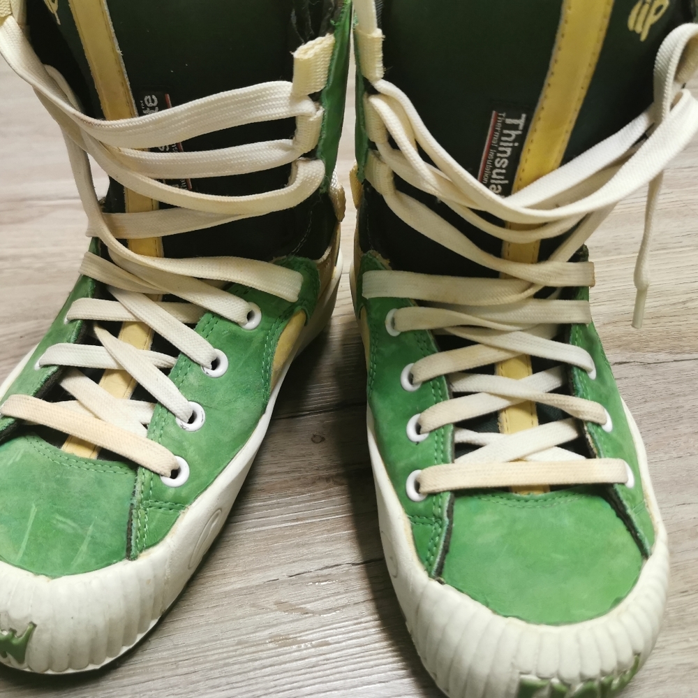 New Flow leather snowboard boots, 8.5